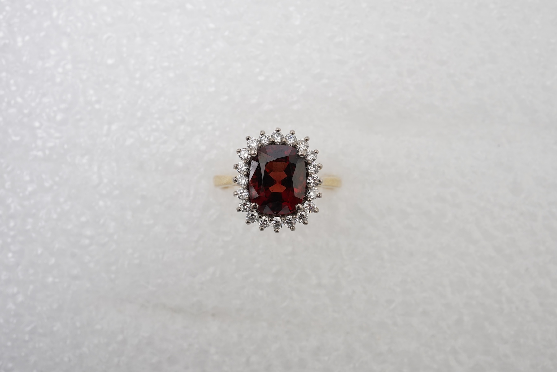 An attractive spinel and diamond cluster ring